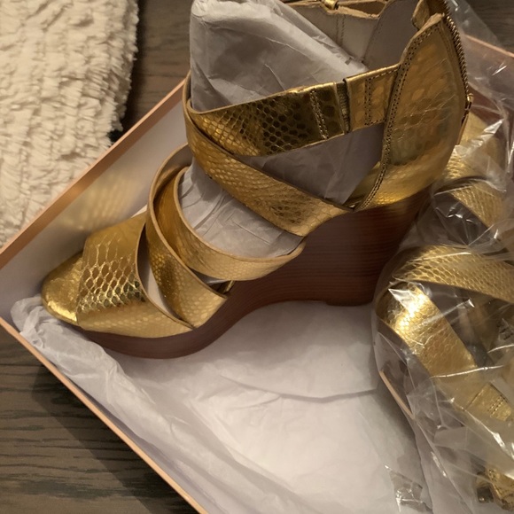 Michael Kors wedge (gold)new - Picture 1 of 3
